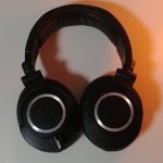 Audio Technica ATH-M50x kuulokkeet pöydällä
